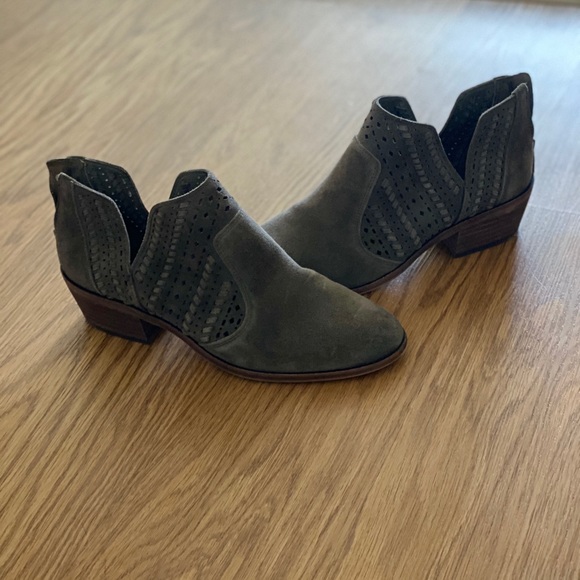 ✨SALE✨ Vince Camuto low heel booties - Picture 3 of 6